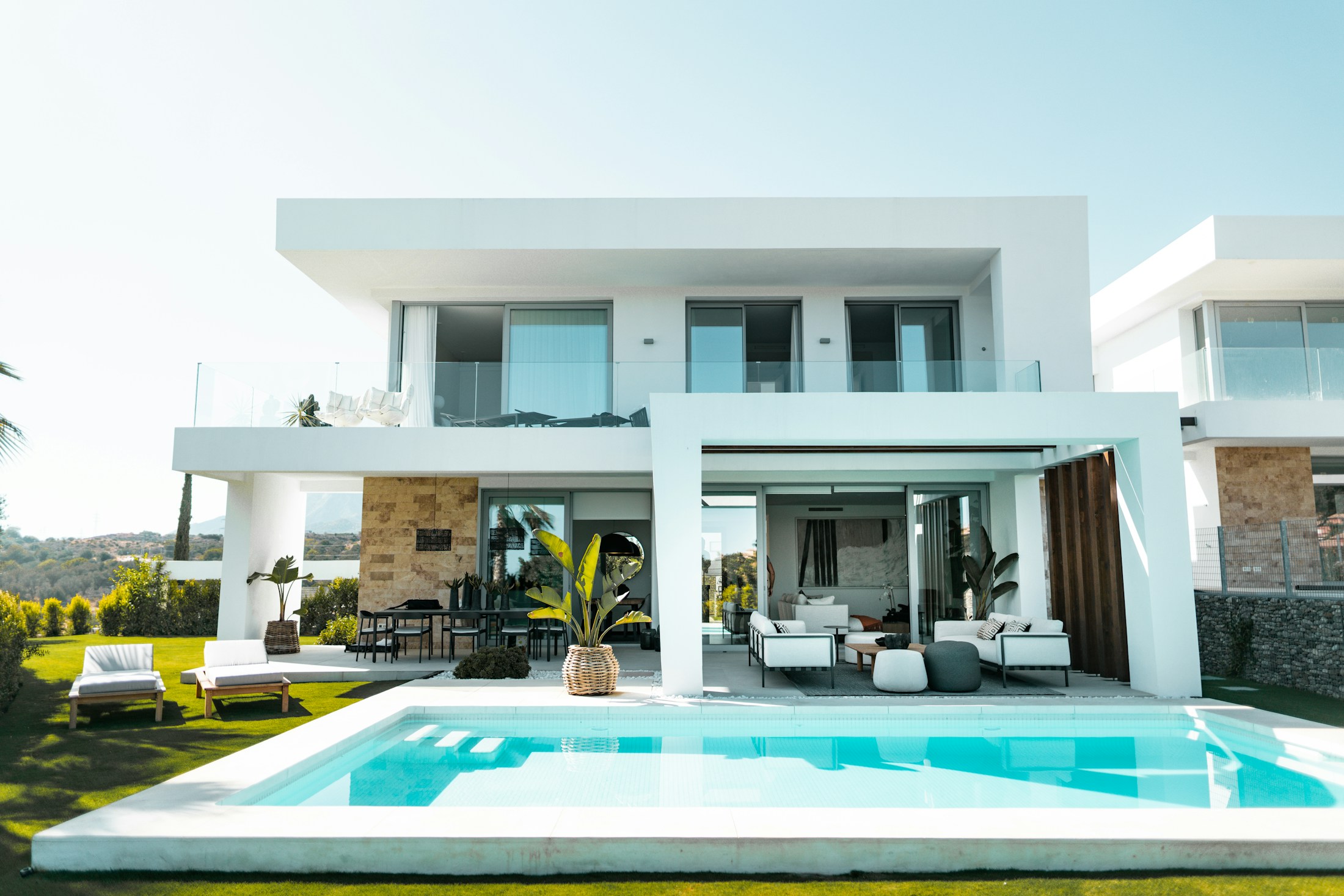 Ljus villa med pool och medelhavskänsla